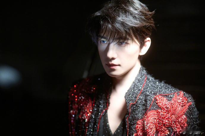 杨洋 蓝瞳杨洋黑红深v西装 bur帅成这样啊？ 