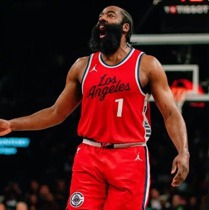 难道前面的问题出在保罗身上？据说泰伦卢有个把月不跟保罗沟通了，就是因为保罗敢说真