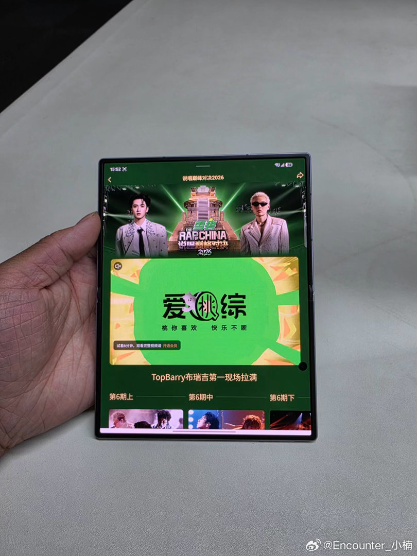 谁说折叠屏只是个“美丽的大玩具”？三星 Fold 8这波软件适配直接把生产力和娱