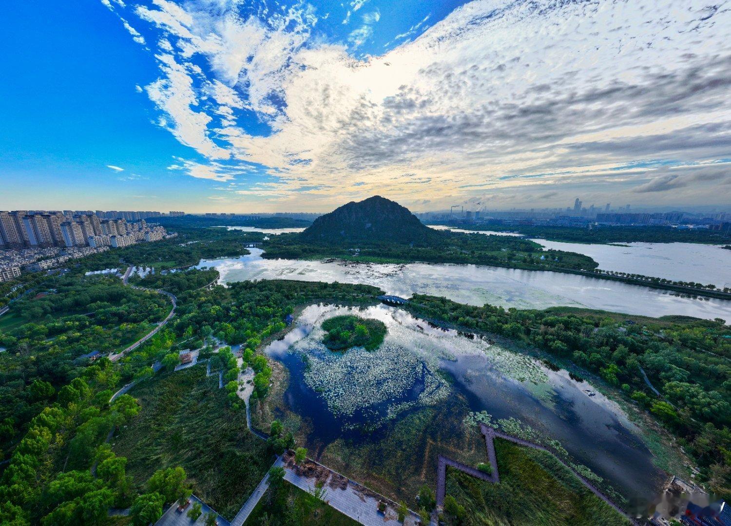 秋日清晨的济南华不注！蓝天白云孤山大湖，一片生机！  ​​​