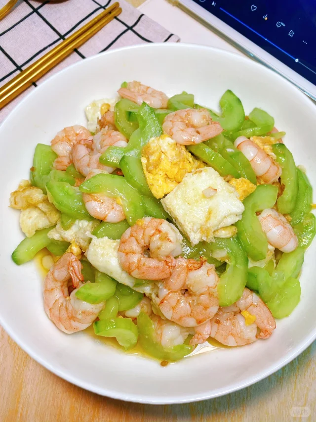 吃得干净清淡，整个人轻盈不负重，皮肤也清爽