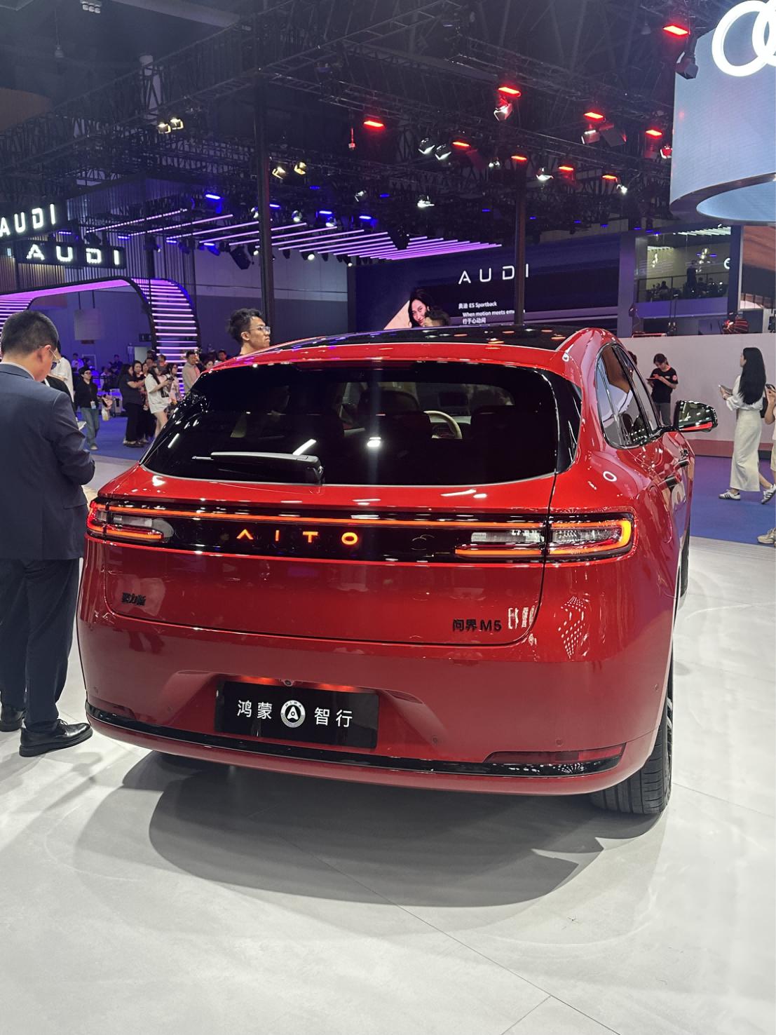 预算20多万来成都车展看车、选车，被鸿蒙智行展台的问界新M5 Ultra 跃影红