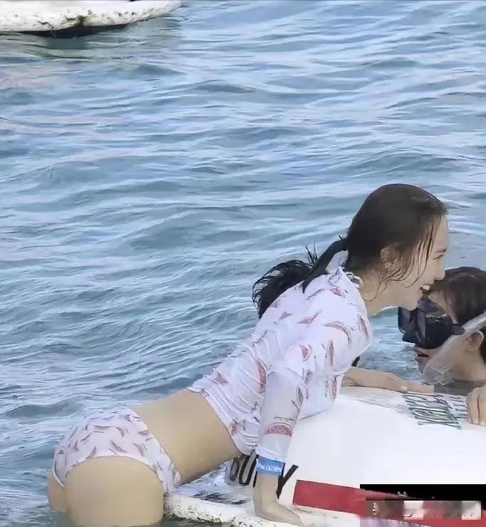 金晨真是个大心脏​！一玩起来就疯了，什么都不管！妙曼的身材一览无遗，一玩起来什么