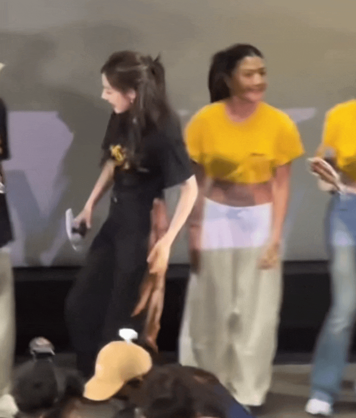 你逗我,我逗你迪丽热巴杭州功夫女足路演 