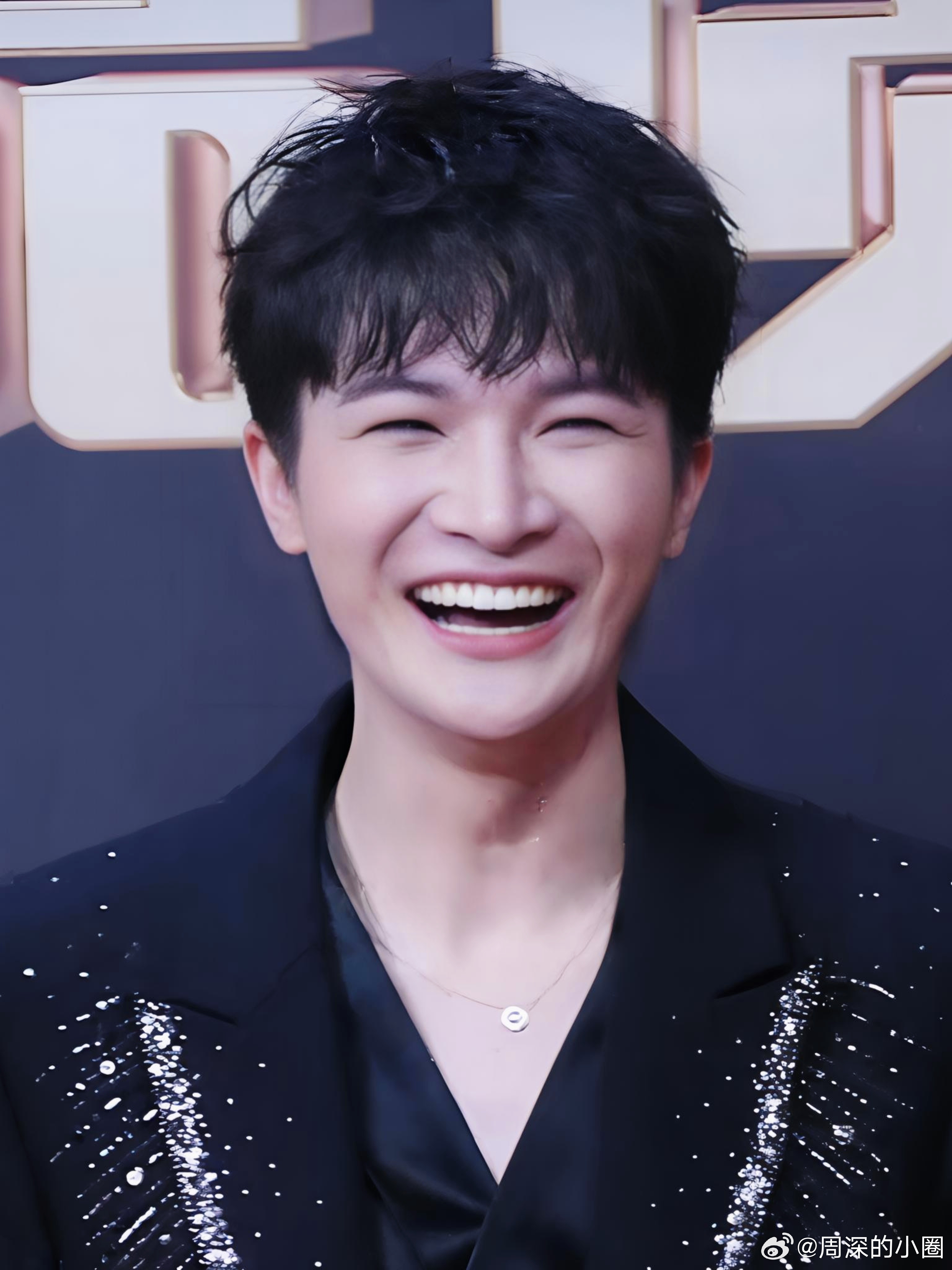 周深 ✨周深演唱会 ✨周深卷毛造型 【小圈跟米子们说晚安啦】灯火被夜幕淹没，玉兰