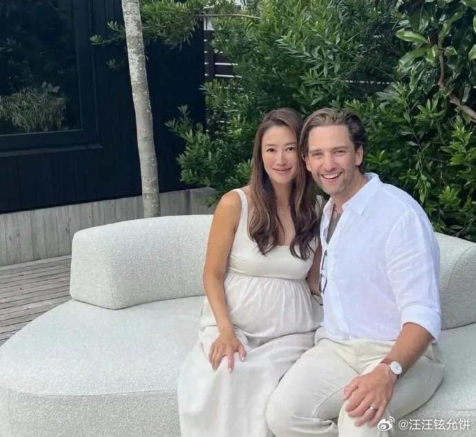 第一次见谢婷婷的老公，不得不说，这大叔长得挺帅气的啊，两人太般配了。 