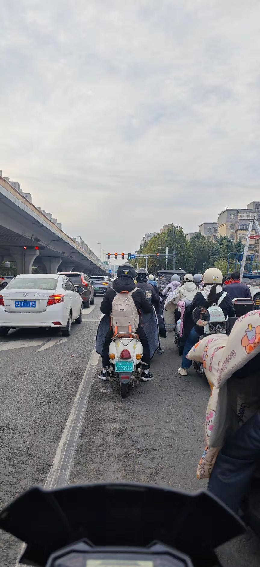 今早西环南环到东三环一辆摩托都没见，恁都不骑了？合住就我傻住脸跑出来了？半路还叫