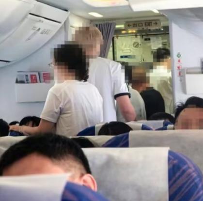 航司喂乘客喝西梅汁，万米高空集体窜稀？

万米高空，密闭机舱，一百多名乘客喝下同