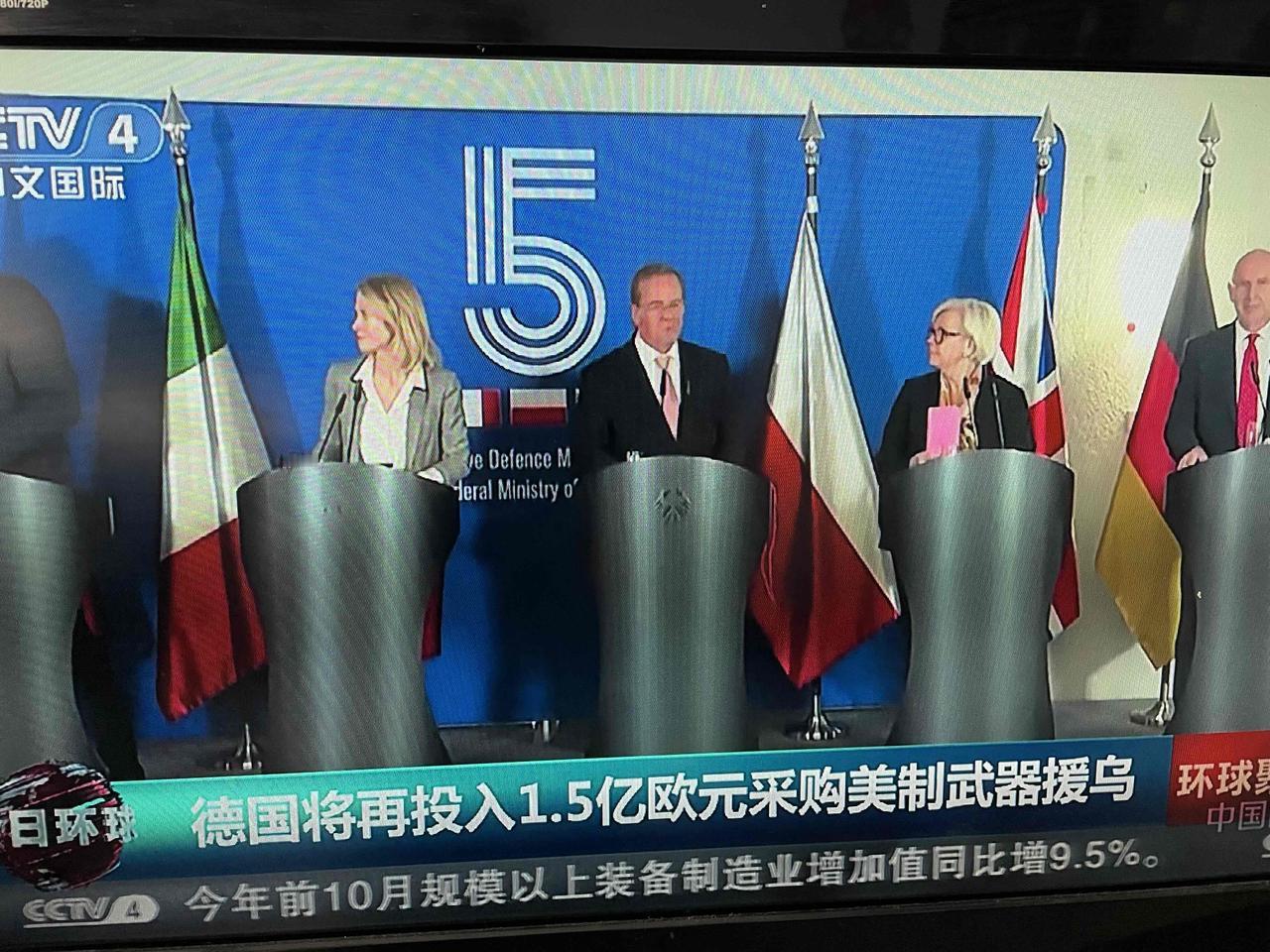 战场在变
     俄乌这片恒定的战场双方同时对外公布向对方发射高精端武器，俄方