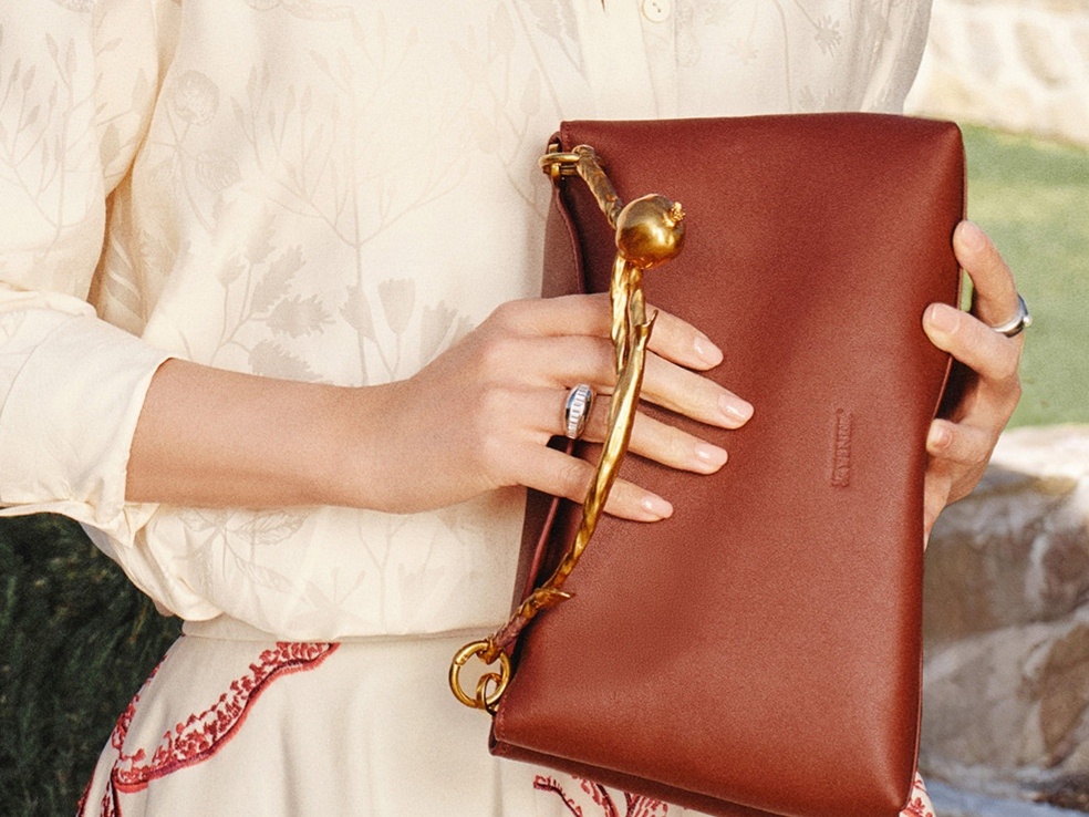 嗯～刘涛中指和食指没留指甲～