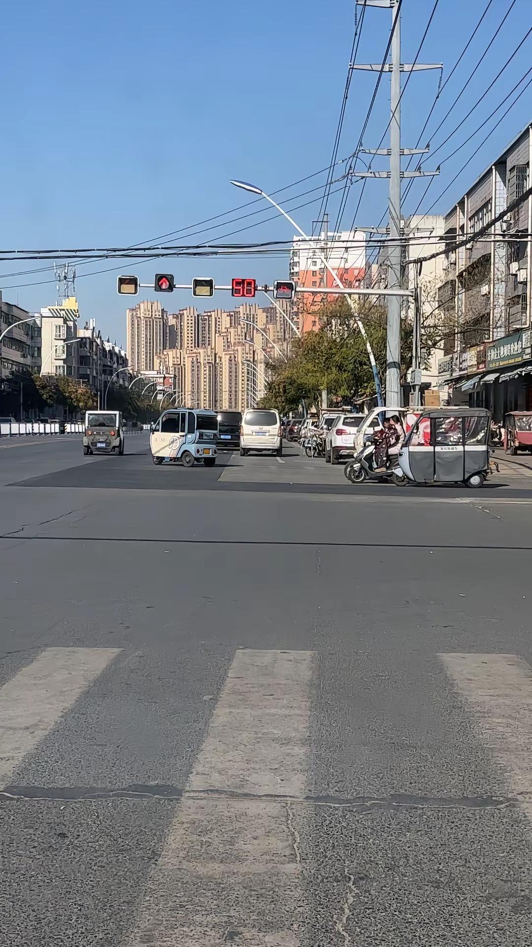 同样的路，同样的红绿灯，早上红灯94秒，绿灯15秒到下午红灯50秒，绿灯32秒，