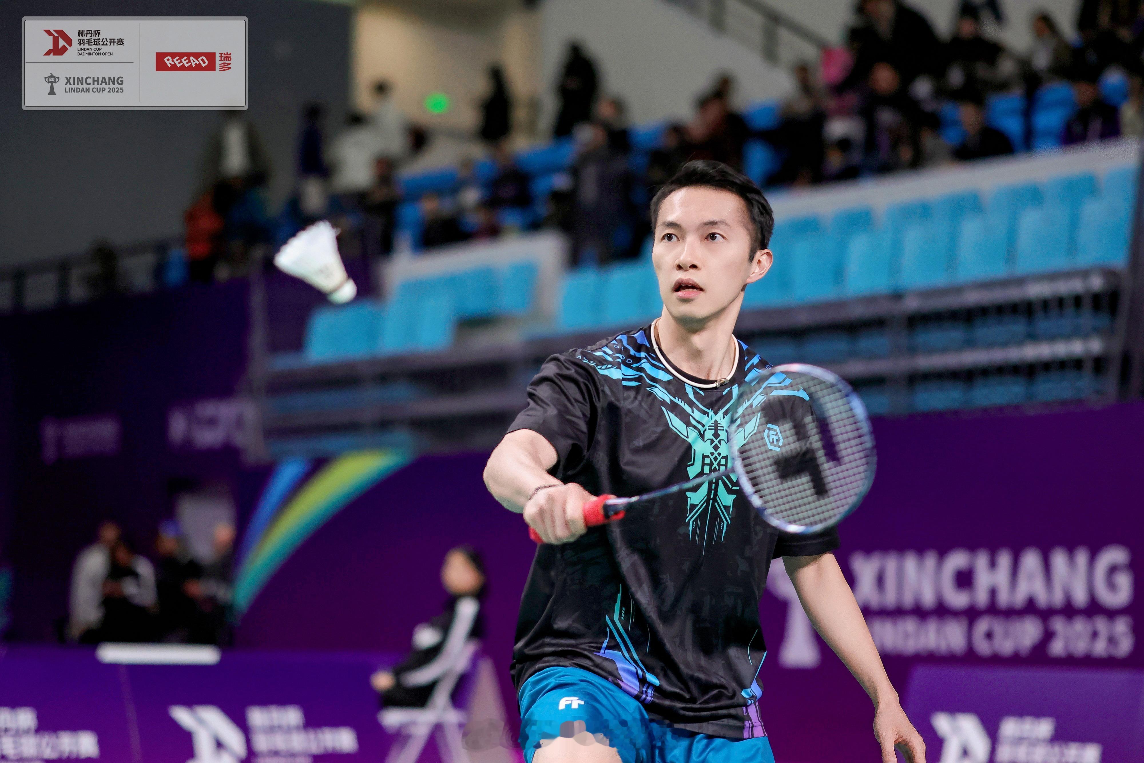 林丹杯伍家朗周泽奇遭爆冷 本次新昌站作为历届史上最强的林丹杯之争，在男单32进1