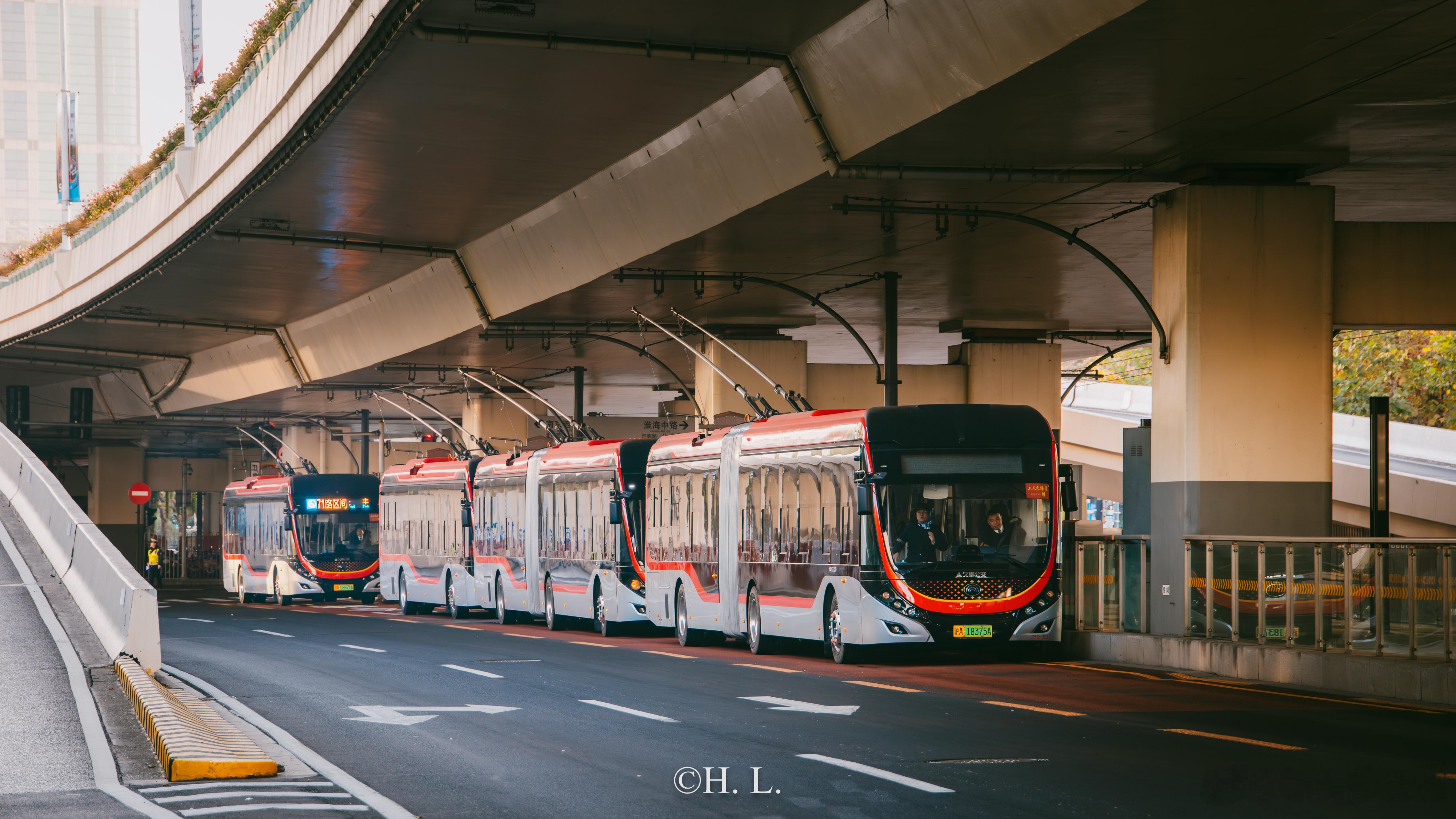 11月30日2025上海马拉松期间的电车（II）来到每年必被碰停的71路无轨电车