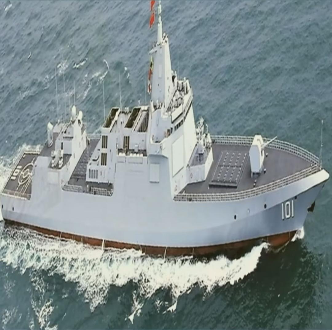 出海就要“大大方方”的，我可是055级别的驱逐舰“首舰”，就让大家敞敞亮亮的看。