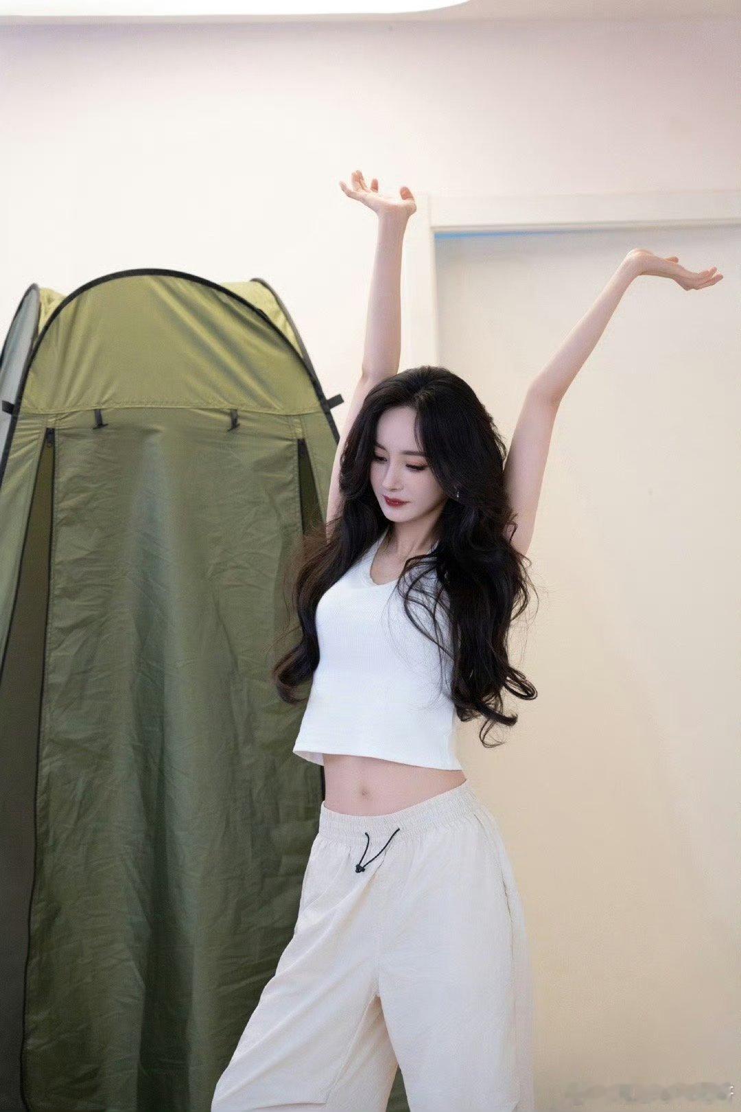 杨幂真的好自律啊！行程忙还保持着练肌肉💪🏻85花还得是85花🌸 