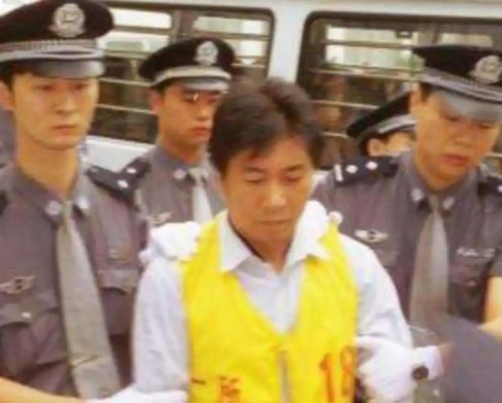 一把门锁牵出惊天大案！2001年，郑州3名民警，在二七区绿城花园开展入户排查，原