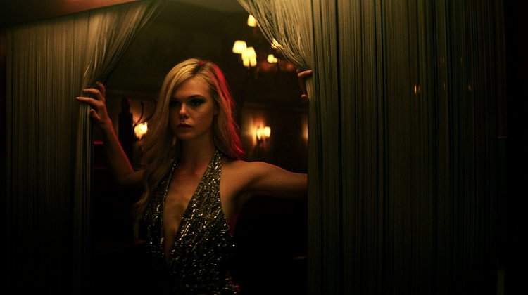 《霓虹恶魔》（2016）里的艾丽·范宁导演：尼古拉斯·温丁·雷弗恩 摄影指导：娜