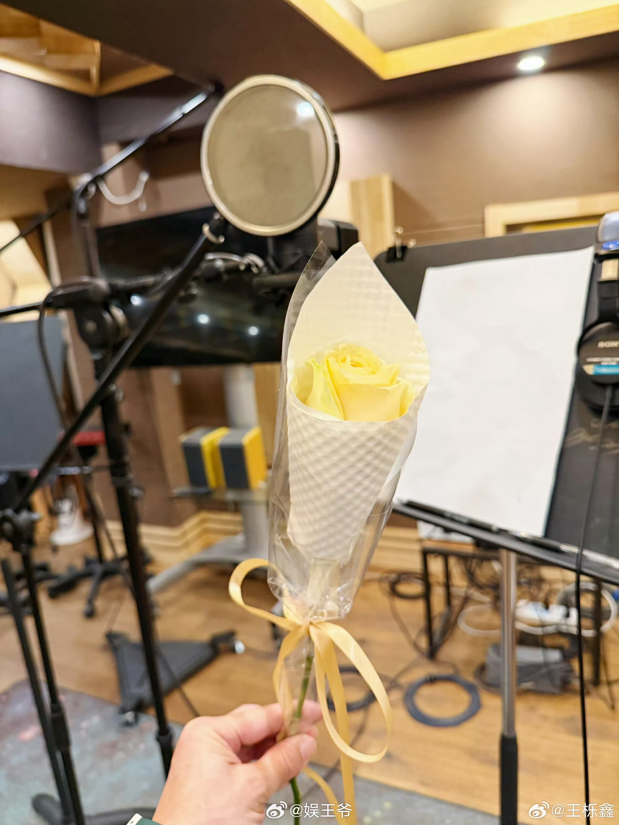 王栎鑫今年也有fafa手上拿的还是我最喜欢的黄玫瑰 