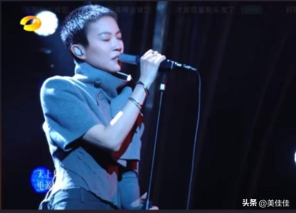 这个角度太像王菲了，窦靖童昨天参加《歌手2026》第二期直播竞演，唱了莫文蔚的《