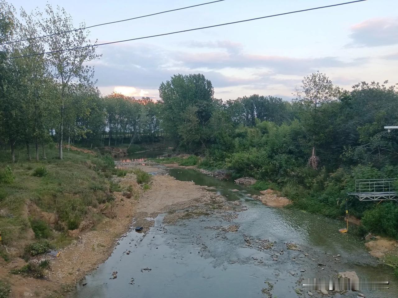 刁河干涸，与白河交汇处出现大片沙滩，蓝天，流云，碧水，白沙形成独特的风光。
刁河