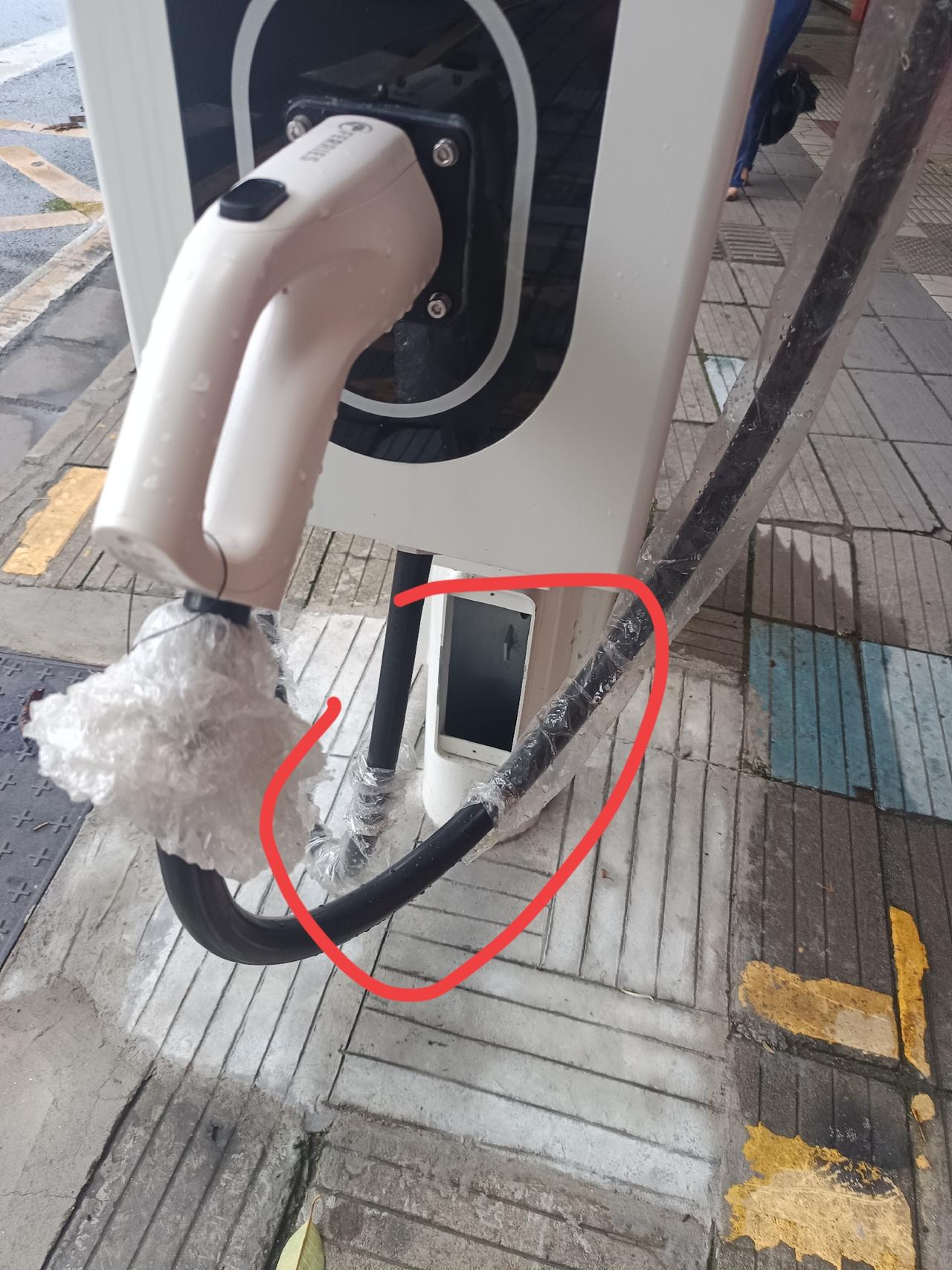 今天我在工农北路
发现一个很严重的问题
但不知道怎么说才好



你敢相信吗？电