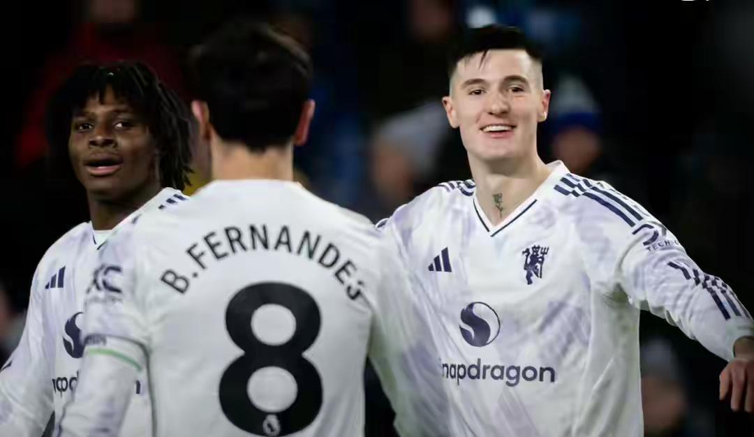 舍什科很会射门啊。
十分钟梅开二度，还都是运动战进球。直接就是一脚破门。
B费、