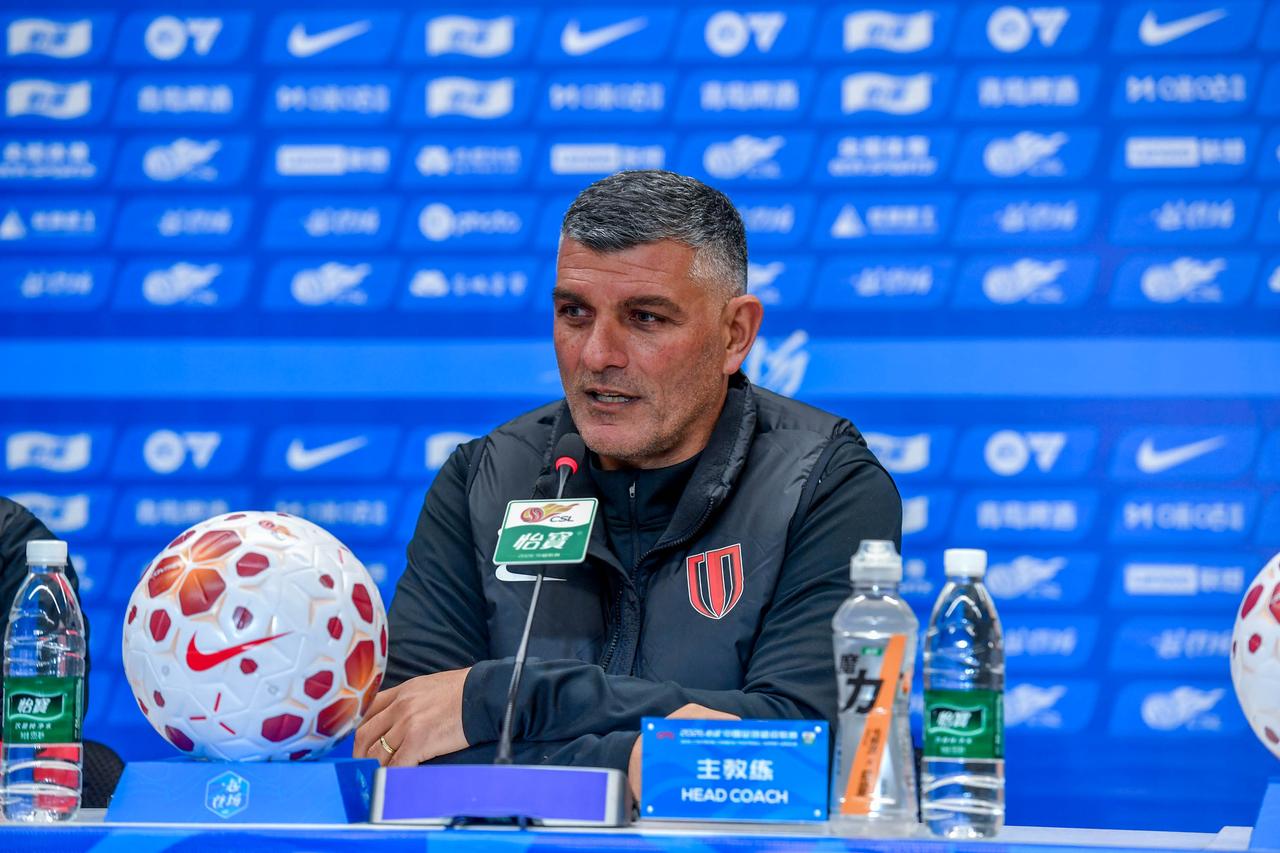 3月14日下午，成都蓉城队主教练约翰·阿洛伊西和球员胡荷韬出席了赛前新闻发布会。