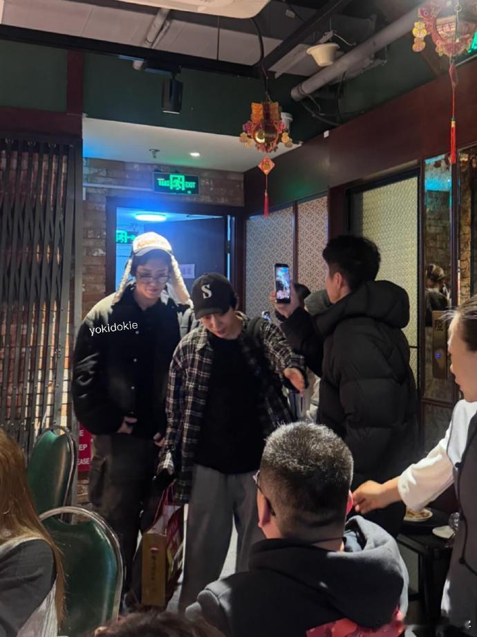 EXO上海吃火锅账单 六人火锅吃出九千多，八百服务费太抢眼，这沪币消费直接刷新认