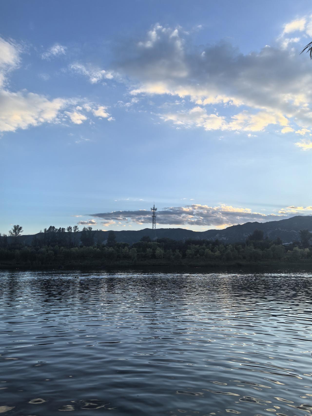 读到“水面平静，天空晴朗，景色宜人”，脑海中立刻浮现出罗汉营那绝美之景。试想，平