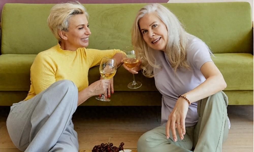 最近西北大学医学院有个研究发现，有些80多岁的老人记性比年轻人还好，大脑状态完全