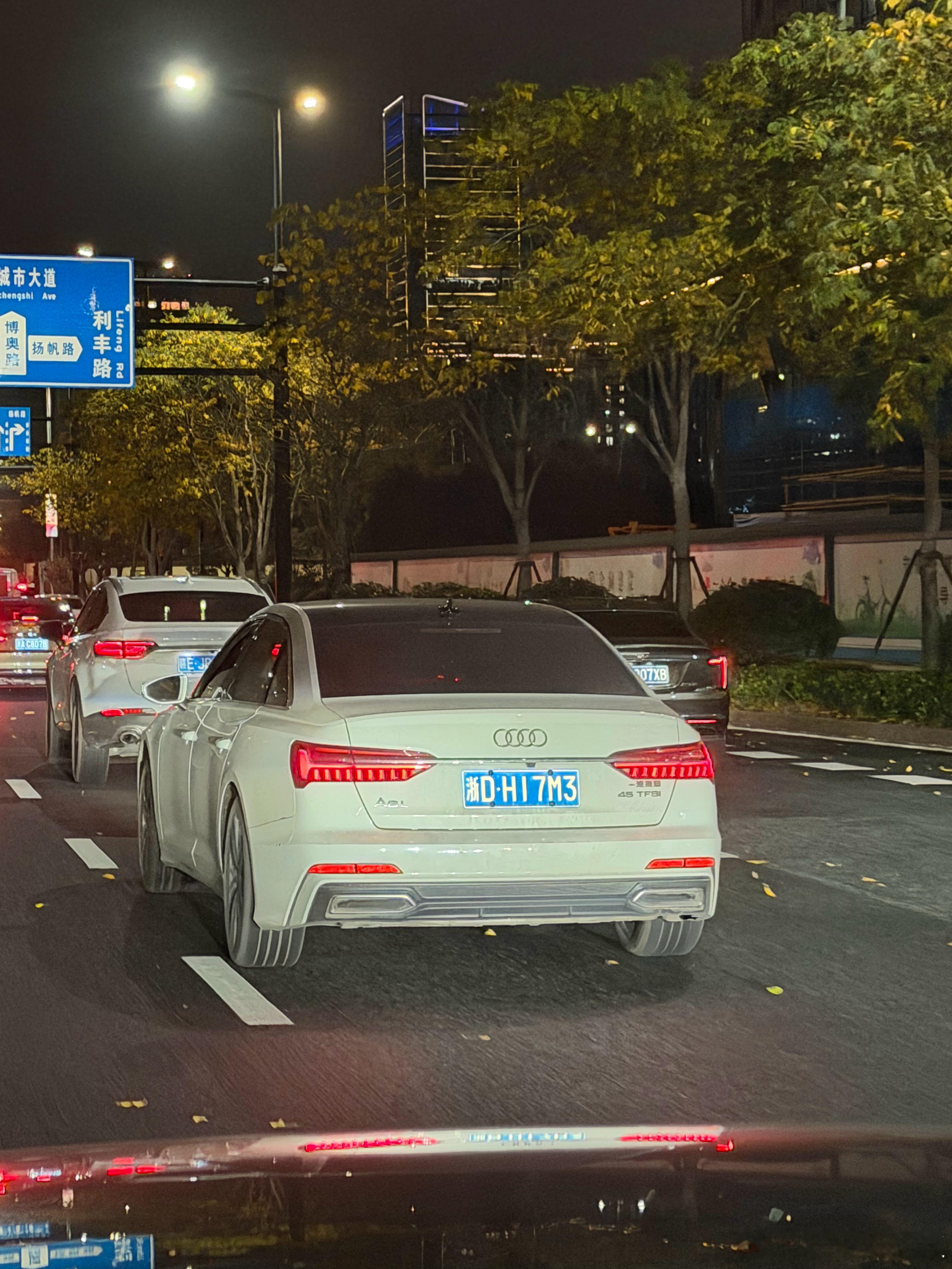 能买白色的A6L都是狠人！ 同样40万落地 别人3年后卖30W 白色的它25W都