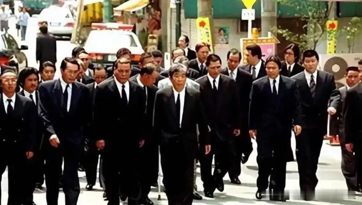 高雄街头上演“行刑式”枪击！3人中弹2死1伤，黑帮火拼升级，台湾治安崩盘？
 