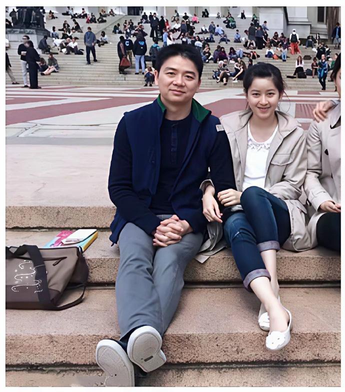 感觉她当年是真喜欢刘强东，这个眼神这个状态…
像平常夫妻一样接地气！