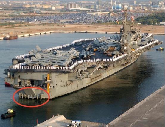 航母上宽下窄，为什么不会发生侧翻？因为水底下的航母，才是航空母舰的技术精髓。
 