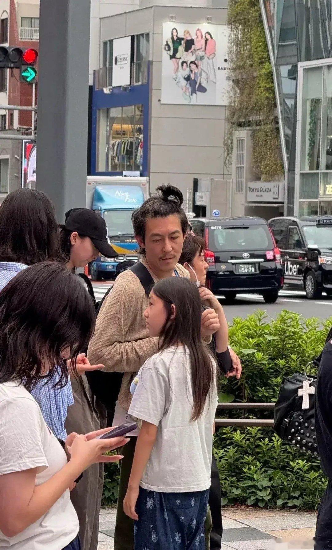怎么也没想到现在的陈冠希变成一副慈父样