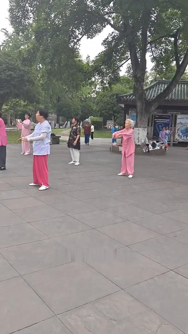 新硅湖晨练。
早起运动身体好，身强体健智慧也增高。奉劝大家要起早，美好时光不要辜