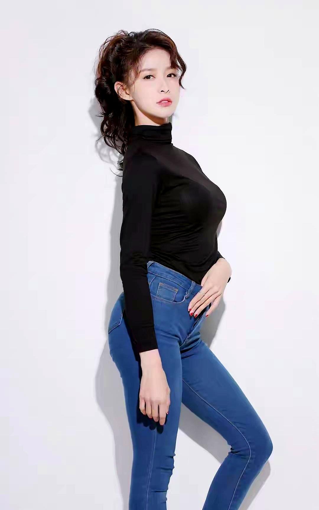 王大陆前女友颜值有多高？
这么说吧，气质甜妹身材好，简直就是出门遛弯都能被路人追