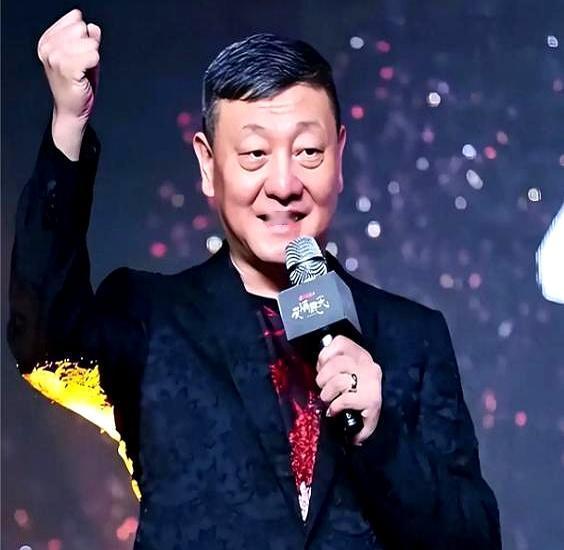 飞机上，韩磊全程没开口。
 
鲁豫以为他摆架子，节目里直接追问。韩磊磨蹭半天才憋