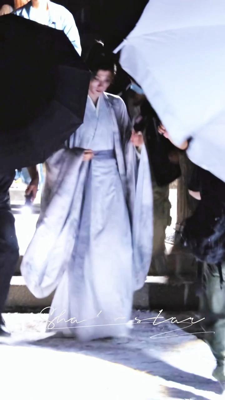 檀健次《何不同舟渡》今日夜戏路透越夜越美丽，蓝色新衣服好贵气翩翩公子温润如玉，气