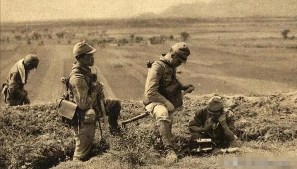 1938年，万家岭战后，漫山遍野都是腐烂的尸体，无人愿意打扫战场，一个乞丐主动前