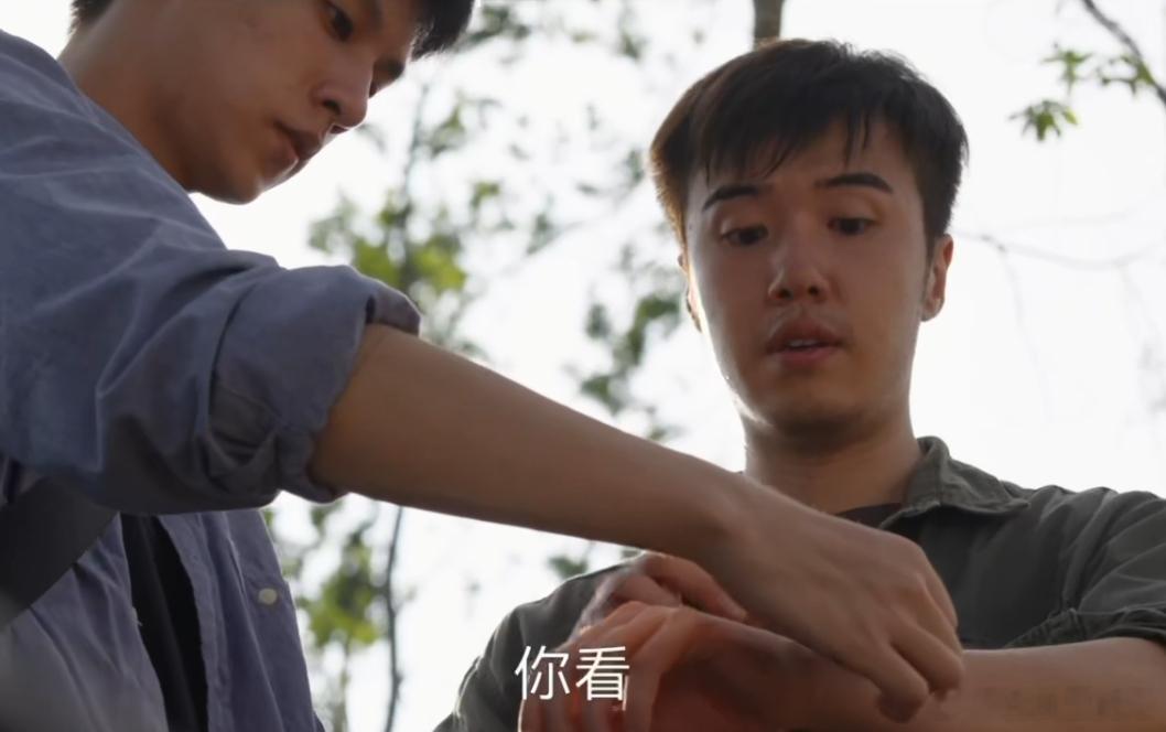 张哲华你哪来这么多小巧思 追剧被张哲华的细节演技圈粉！从撒娇时的半羞半恼，到审讯
