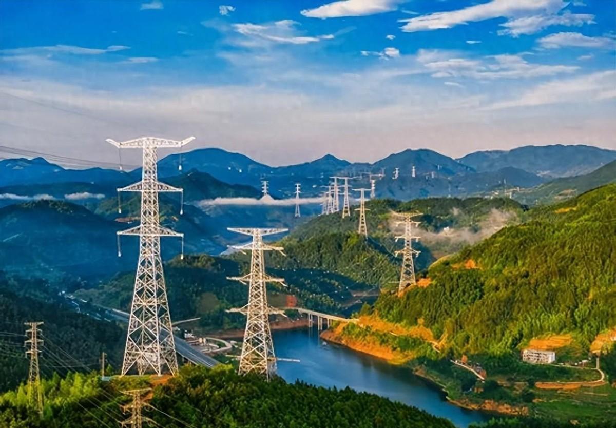 2025年，全球AI开发者发现了一个惊人的事实：在中国跑一次大模型训练，成本只有