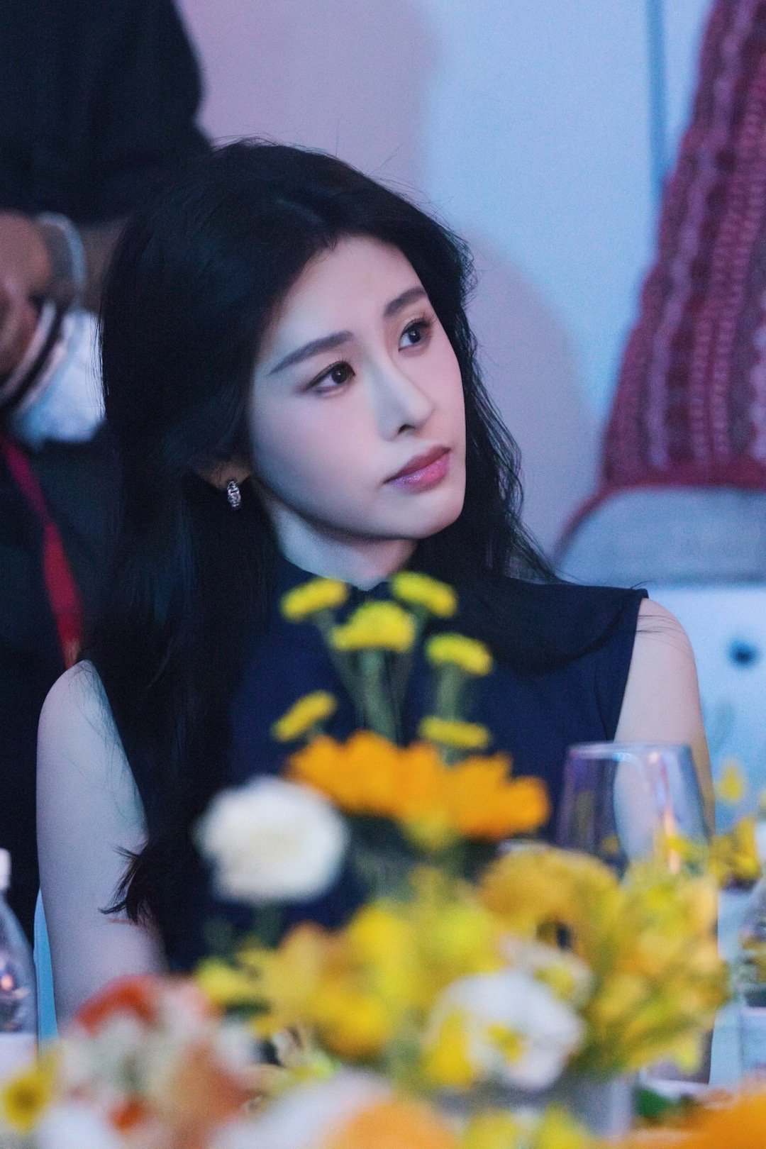 张碧晨 庆功宴 张碧晨优雅亮相庆功宴，献唱主题曲《似我似你》，歌声温柔治愈，气质