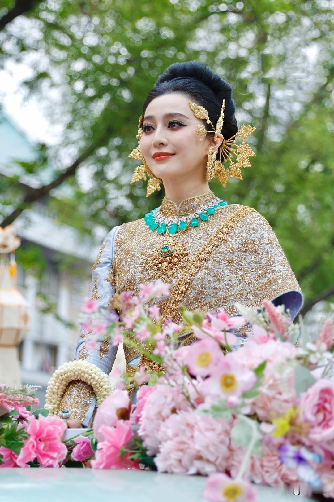 太掉价！华丽丽地到泰国参加宋干节活动的F冰冰，乘坐的花车居然只是一辆破三轮车。
