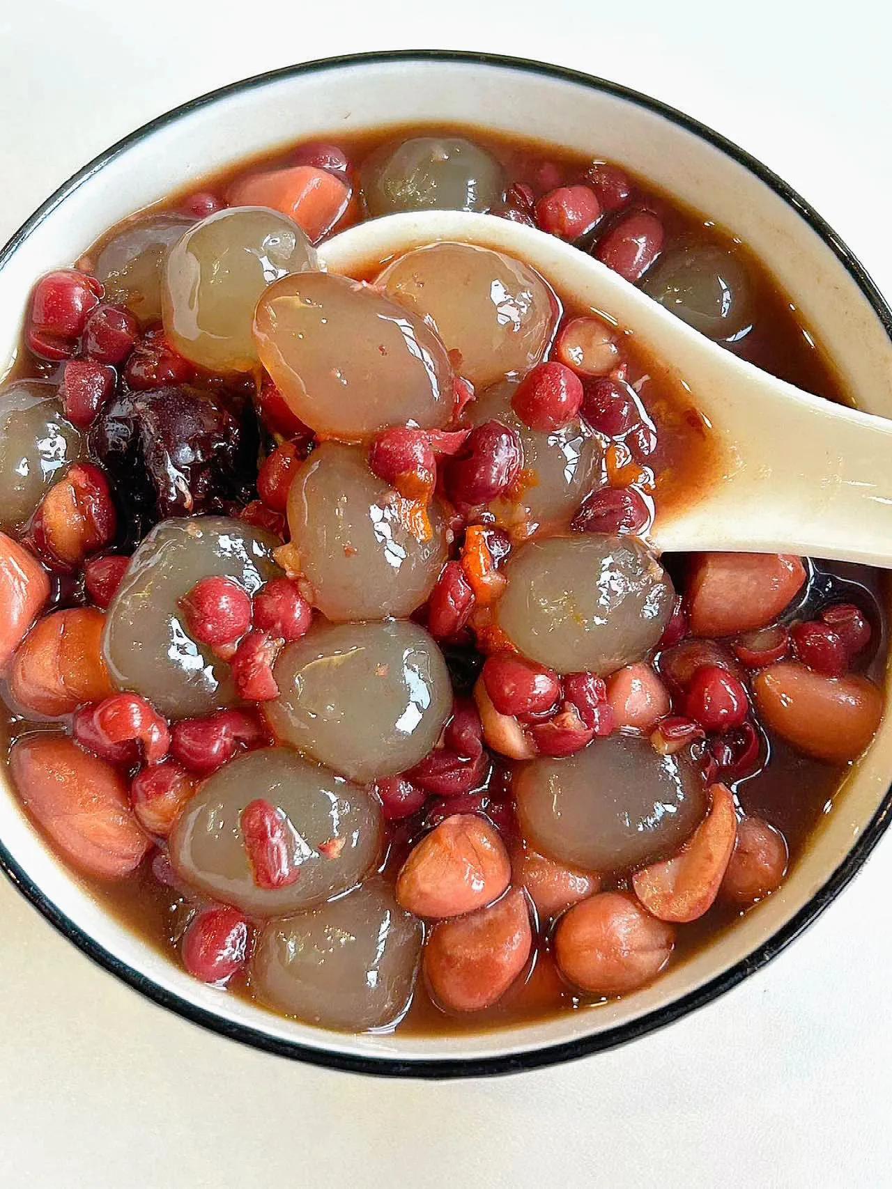 讲真，养颜五红粥简直太好喝了吧!
      经常熬夜的女生可以试试这款五红粥，