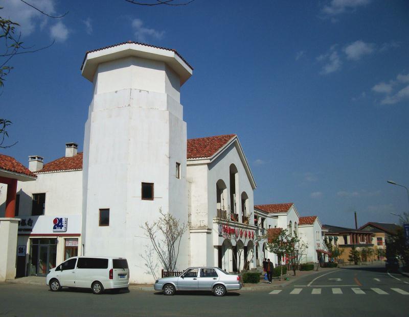 长春欧陆风格的建筑已经比比皆是。在经开、净月、南部新城等地，随处可见。已经和谐地