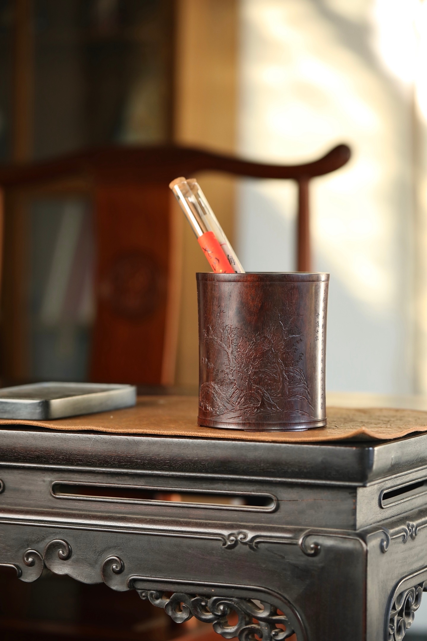 小叶紫檀 | 笔筒圆口直身，打磨精细，筒上雕刻栩栩如生，松石丛生，枝繁叶茂。书法