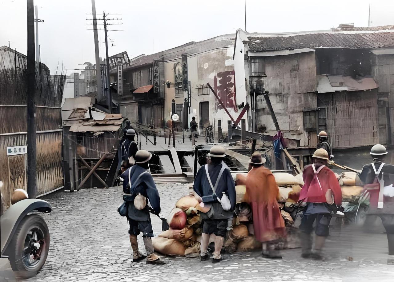 1932年的上海，“一·二八事变”正打得激烈，小日本的侵略军（咱叫“东洋赤佬” 