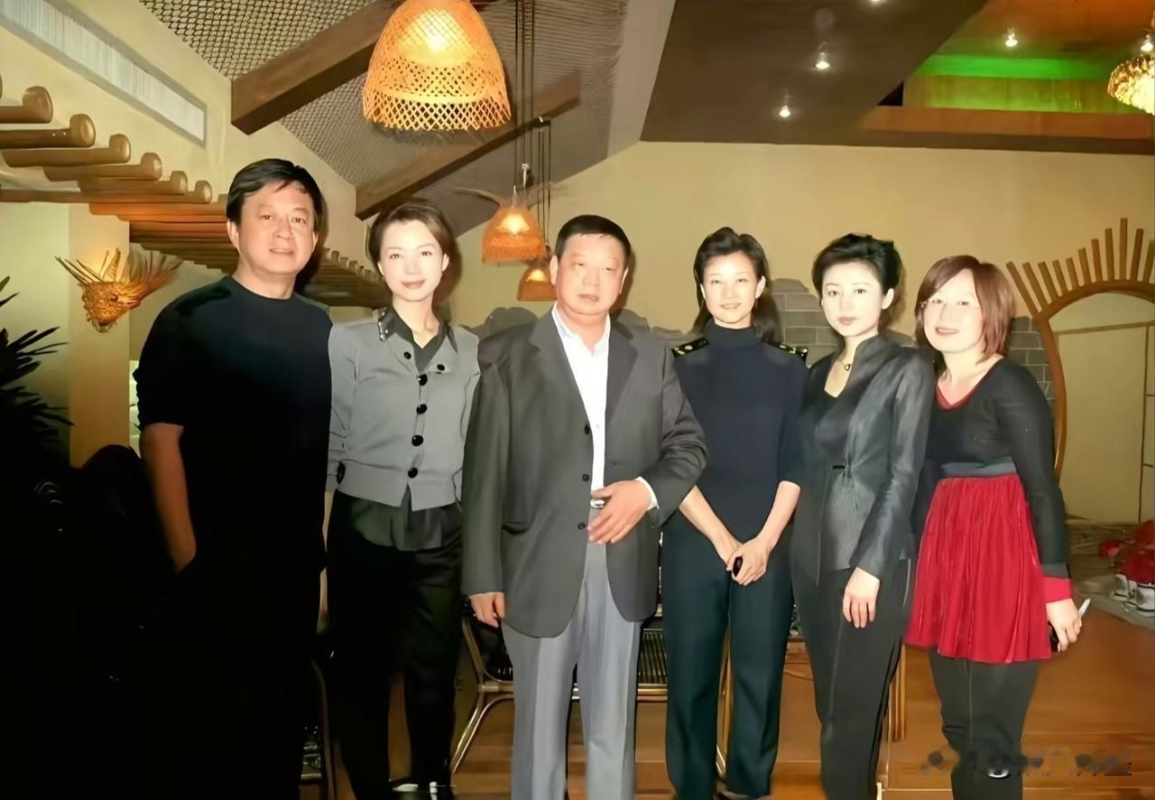 中间这位是哪个大佬：站在他两边的可都是主持界、歌唱界数一数二的人物
能着海军文职