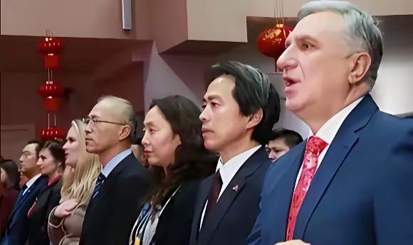 乌克兰独立后，大量科学家被中国"接纳"。

这批人刚到中国，提的第一个要求把当时